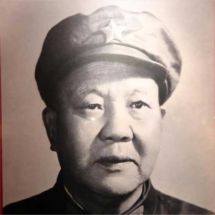他既不识字更不会带兵，55年竟凭绝活成为开国将军，毛主席都夸他